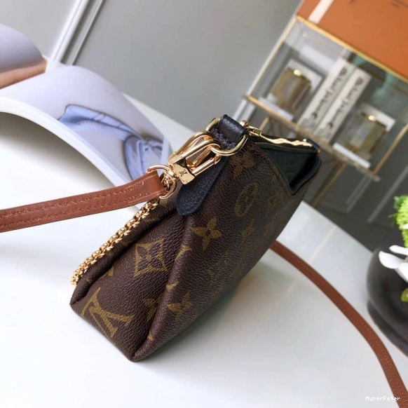 CHANELUTCH PALLAS Louis Vuitton 0802